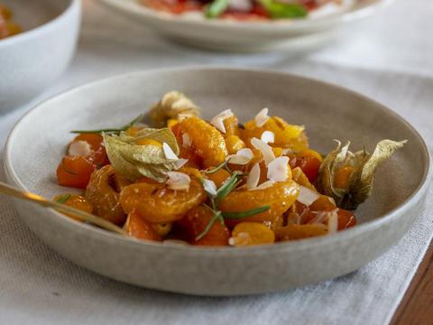 fruitsalade met gebakken mandarijntjes, ananaskers en kaki