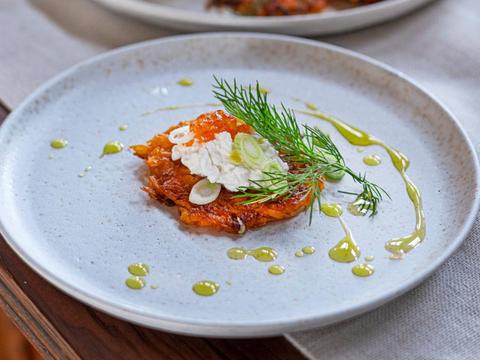 hartige zoeteaardappelkoekjes met cottagecheese en zalmeitjes