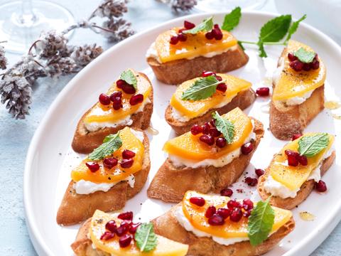 Crostini met burrata en kaki