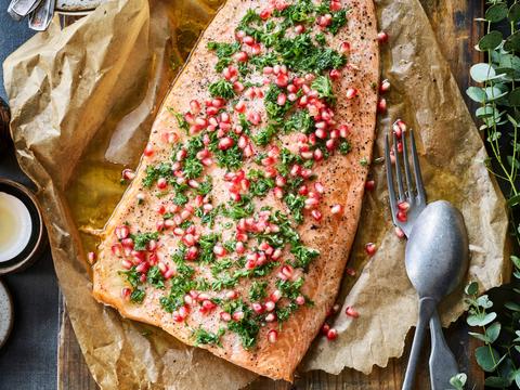 Koude gegrilde zalm met granaatappelpitten en gremolata