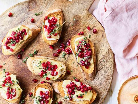 Bruschetta met brie en granaatappel