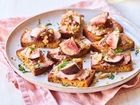 Gebakken peperkoek met paté en vijgen