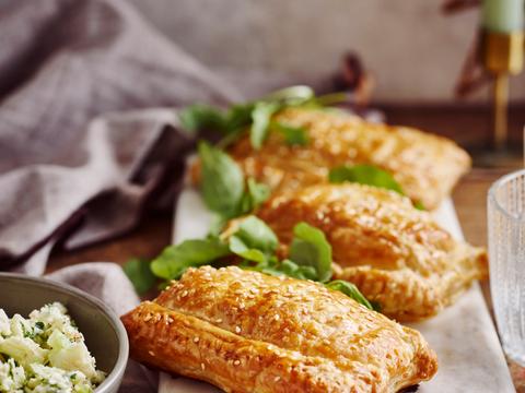 Worstenbroodjes met knolseldersalade
