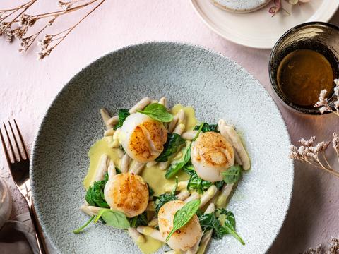 Pasta met sint-jakobsvruchten en kokos-kerriesaus