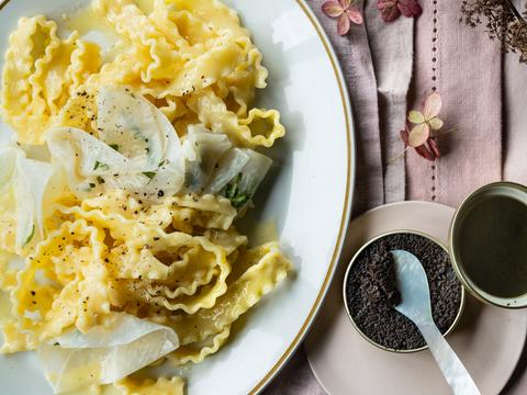 Pasta met gemarineerde knolselder, oude kaas en truffel
