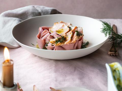 Homemade roze pasta met frisse dilleboter en warmgerookte zalm