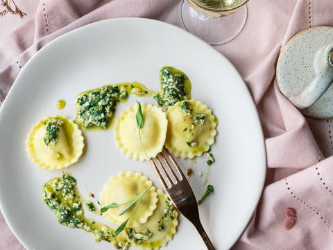 Ravioli met pesto van walnoten, salie en blauwe kaas
