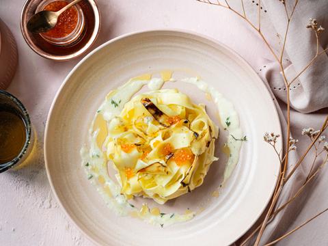 Pasta met citroenroomsaus, gewokte pastinaaklinten en zalmeitjes