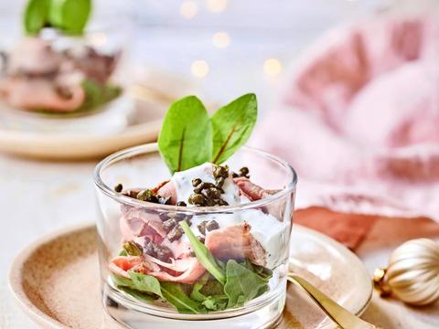 Glaasjes met rosbief, dragon­mayo en gebakken kappertjes