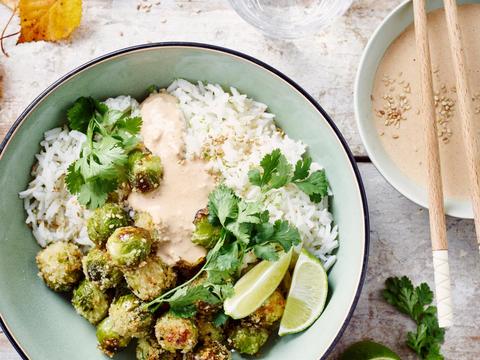 kokos-limoenrijst met krokante spruitjes en een pittig sausje