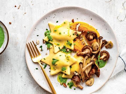 Sterrenravioli met ricotta, pompoencrème, paddenstoelen en peterselieolie