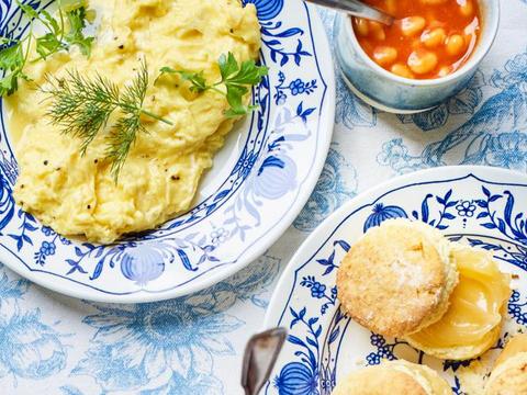 scrambled eggs met bonen