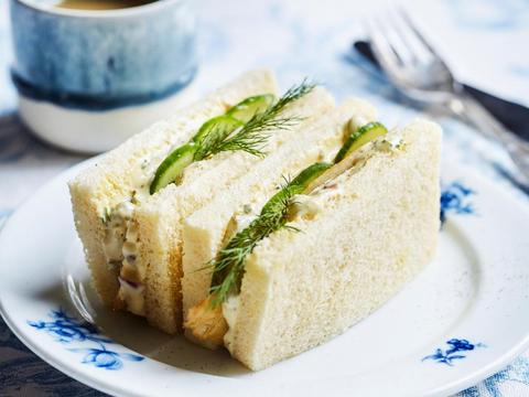 Sandwiches met gerookte ­heilbot, komkommer en dille