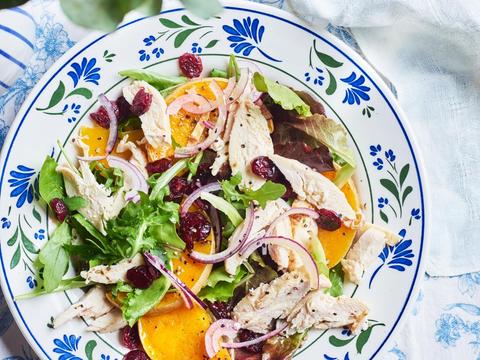 Salade met ­kalkoen, geroosterde pompoen en veenbessen