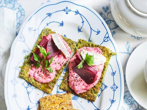 groen platbrood met rodebiethummus en geitenkaas