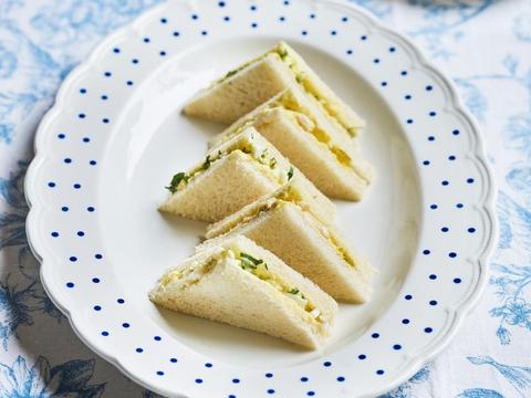 Driehoeksandwiches met eiersalade en kipsalade