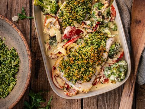 Vis met kruidenkorstje en een groentecurry