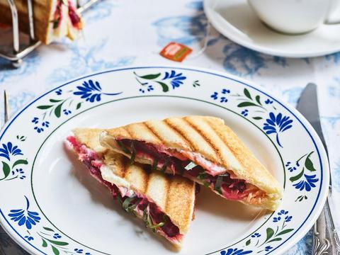 Croques met gerookte zalm, roomkaas, rode biet en dragon