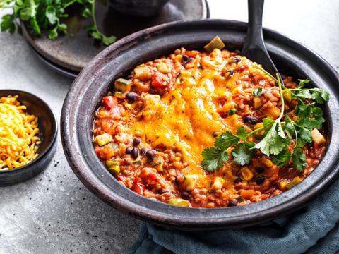 Mexicaanse one pot van linzen, zwarte bonen en bruine rijst