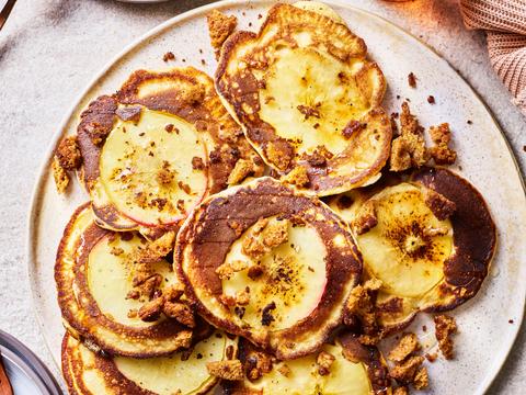 Kleine appelpannenkoekjes met peperkoekcrumble