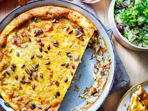 Pompoenfrittata met spekjes en spruitjes-veenbessensalade