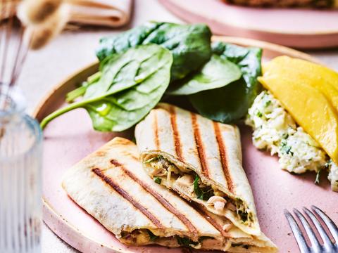 Tuna melt-wrap met oude kaas en spinazie met mango-waldorfslaatje