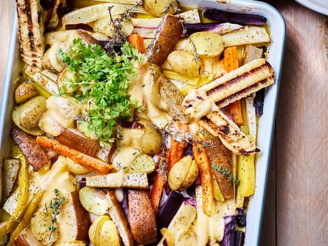 Traybake van wintergroenten met kaas en soldaatjes van rozijnenbrood