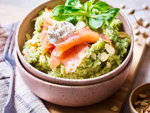 Broccolipuree met gerookte zalm, zachte geitenkaas en amandelen