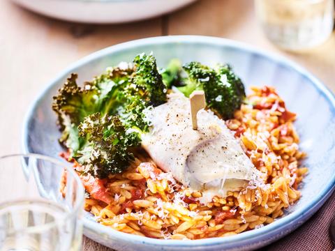 Rode risotto met bimi, krokante boerenkool en kalkoeninvoltini