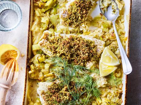 Ovenschotel met knolselderpuree, gefruite prei en selder en schelvis met kruidenkorst