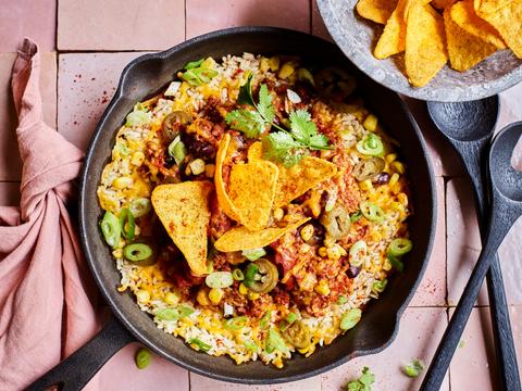 Gehaktovenschotel met chili con carne, cheddar en tacochips
