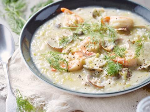 Prei-kokossoep met rijst, schelpjes en scampi’s