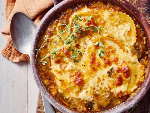 Gegratineerde minestrone met ravioli