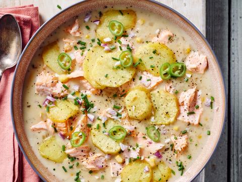 Zalmchowder met gebakken aardappelschijfjes