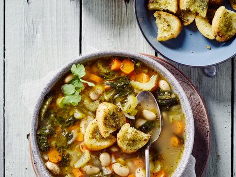 Toscaanse soep met witte bonen en pestocroutons