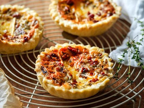 Miniquiches met brie, spek en pecannoten
