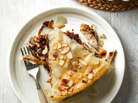 Filodeegquiche met kip, kaneel en rozijnen
