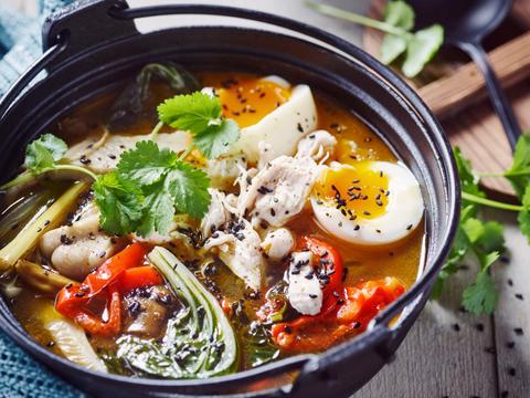 bomvol groentesoepje met pulled chicken en zachtgekookt eitje