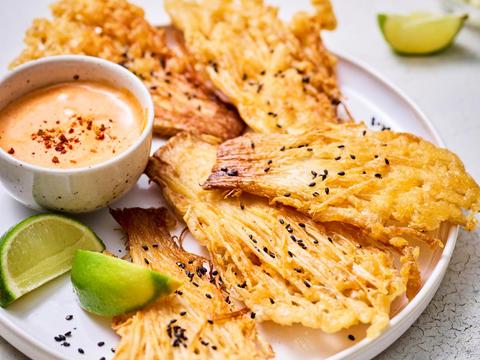 Krokante enoki met pittige dip