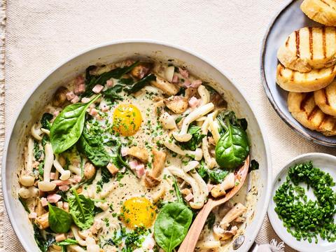 Champignonpannetje met spinazie, ham en ei
