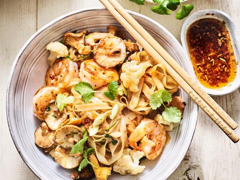noedels met gekaramelliseerde shiitakes