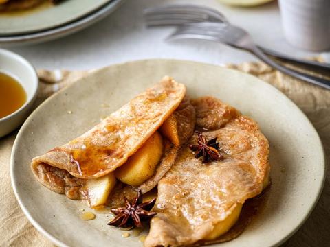 Vegan pannenkoeken met gebakken kaneel-steranijsappeltjes