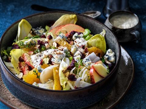 Witloofsalade met gedroogde veenbessen, blauwe kaas en gemberdressing