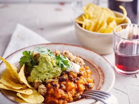 Pompoenstoofpotje met zwarte bonen, krokant gehakt en nacho’s