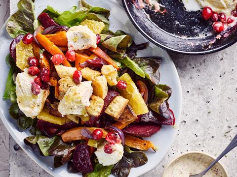 Salade van ovengeroosterde groenten met geitenkaas, croutons en verse veenbessen