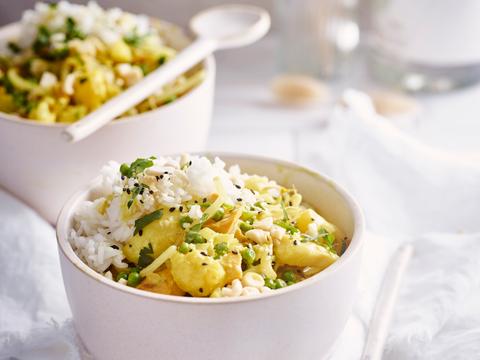 Gele viscurry met bloemkool, sojascheuten en rijst
