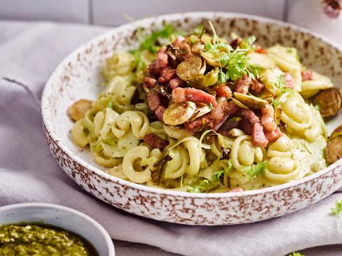 Cappelletti in prei-pestosaus met spruitjesspekjescrumble