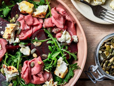 Salade van gepofte bietjes met rosbiefen gebakken feta