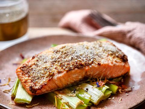 Geroosterde prei en zalm met honingmosterdkorst