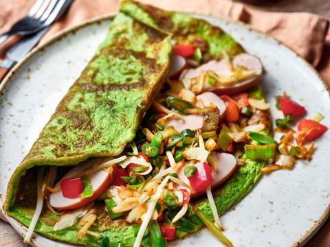 Spinaziewrap met gewokte groenten en  gerookte kip